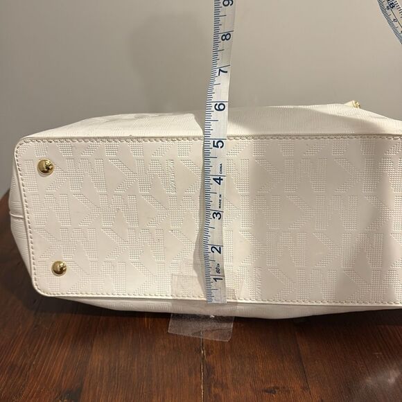 Michael Kors Jet Set Chain Tote - Picture 8 of 16